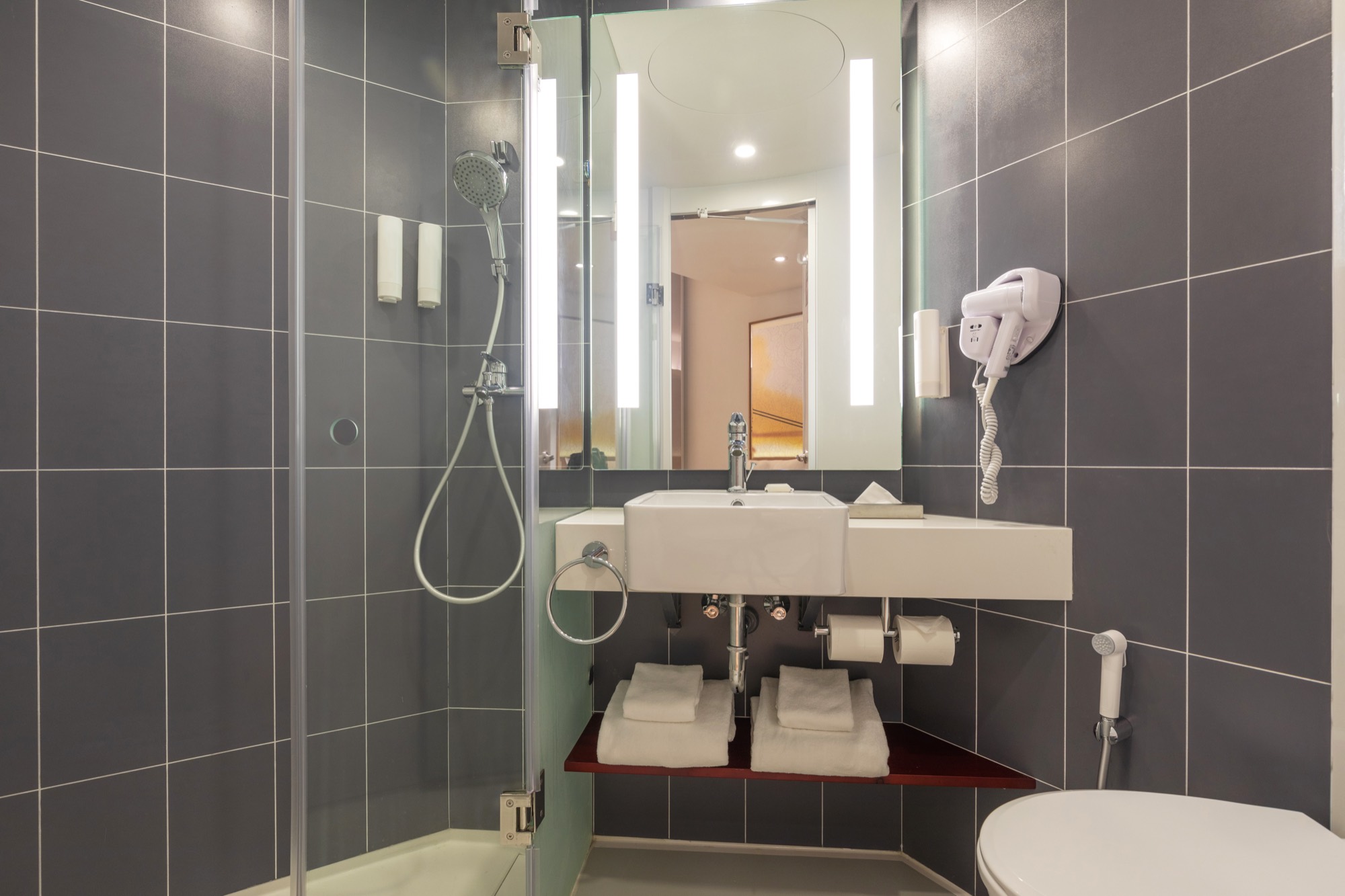 IBIS KOLKATA — still 16